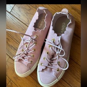 EUC Converse sneaker size 6.5/ color Lilac